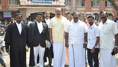 வன்னியர் சங்க மாநிலச் செயலாளர் கார்த்தி, முன்னாள்
எம்.எல்.ஏ தமிழரசு ஆகியோர் கோர்ட்டில் ஆஜராக வந்த காட்சி.