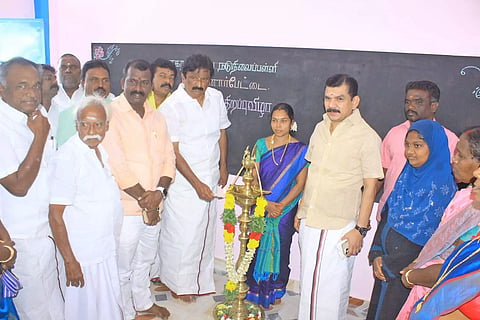 புதிய வகுப்பறை கட்டிடத்தை மத்திய மாவட்ட தி.மு.க. செயலாளர் அப்துல்வகாப்  எம்.எல்.ஏ. குத்துவிளக்கு ஏற்றி திறந்து வைத்த காட்சி.&nbsp;