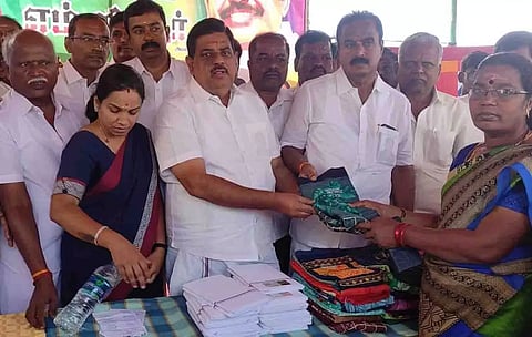நலத்திட்ட உதவிகள் வழங்கப்பட்ட காட்சி.