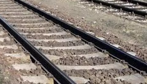 சிங்கப்பெருமாள் கோவில் அருகே ரெயில் மோதி மாணவி பலி