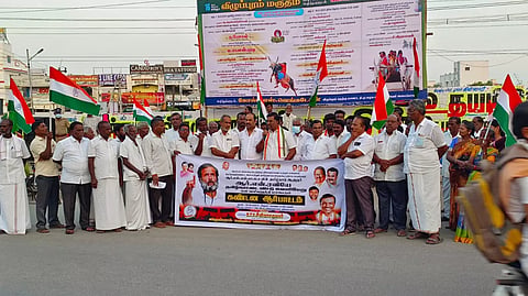 கவர்னர் ரவியை கண்டித்து விழுப்புரம் மத்திய மாவட்ட காங்கிரஸ்  கட்சி தலைவர்  ஆர்.டி.வி. சீனிவாசக்குமார் தலைமையில் கண்டன ஆர்ப்பாட்டம் நடந்தது.
