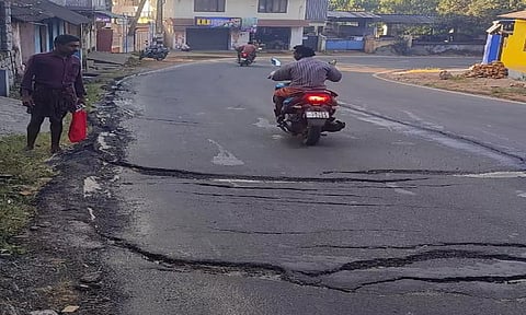 சாலையில் வெடிப்பு ஏற்பட்ட பகுதியை படத்தில் காணலாம்&nbsp;