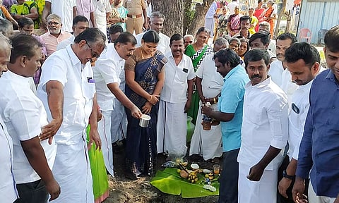 எட்டயபுரம் நடுவிற்பட்டி கிராமத்தில் புதிய பஸ் நிறுத்த பூமி பூஜை பணியை  மார்க்கண்டேயன் எம்.எல்.ஏ. தொடங்கி வைத்த போது எடுத்த படம்.