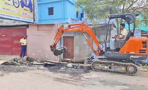 சுகாதார அலுவலர் இளங்கோ தலைமையில்  தூர்வாரும் பணி நடைபெற்ற காட்சி.