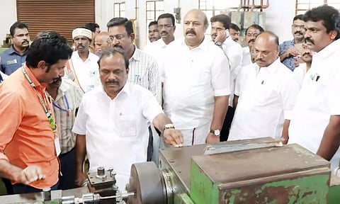 தஞ்சை ஐ.டி.ஐ.யில் மாணவர்களின் செயல்முறை கற்றல் திறனை அமைச்சர் கணேசன் ஆய்வு செய்தார்.