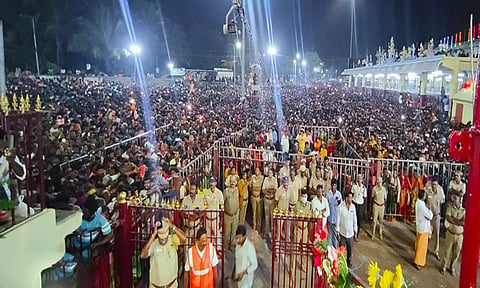 ஊஞ்சல் உற்சவத்தில் கலந்து கொண்டவர்களை படத்தில் காணலாம்.