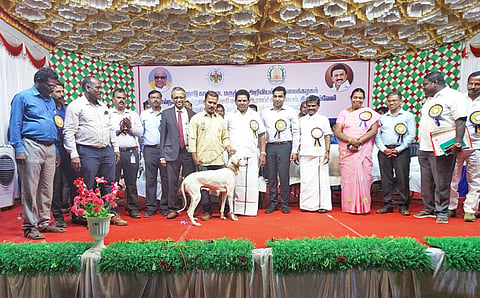 அமைச்சர் அனிதா ராதாகிருஷ்ணன், நாட்டின நாய்களுக்கான பரிசை வழங்கிய போது எடுத்த படம். அருகில் கலெக்டர் செந்தில் ராஜ் மற்றும் பலர் உள்ளனர்.