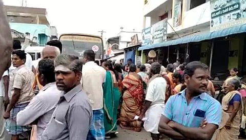 பொதுமக்கள் மறியலில் ஈடுப்பட்ட காட்சி.