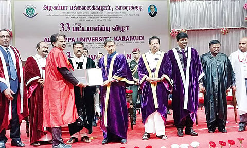 அழகப்பா பல்கலைக்கழக பேராசிரியர் ஜெயகாந்தனுக்கு அறிவியல் முனைவர் பட்டத்தை கவர்னர் ரவி வழங்கினார்.