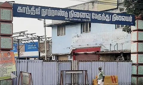 மேம்பாட்டு பணிக்காக அடைக்கப்பட்டுள்ள ராஜபாளையம் பழைய பஸ்நிலையம்.
