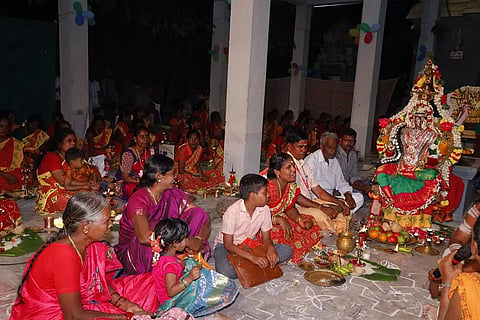 பிரகதீஸ்வரர் கோவிலில் உலக அைமதி ேவண்டி  நடந்த 108 திருவிளக்கு பூைஜயில் கலந்து கொண்டவர்களை படத்தில் காணலாம்.&nbsp;