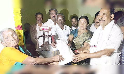 ரேஷன் பொருட்கள் வழங்கப்பட்டது.