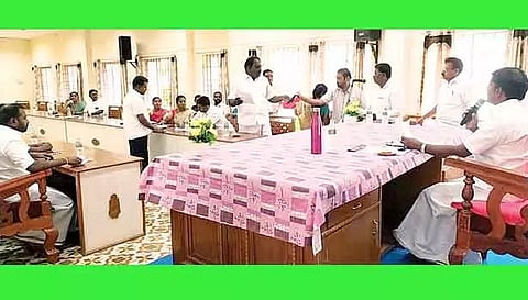 தேவகோட்டை நகராட்சி சிறப்பு கூட்டம்  தலைவர் சுந்தரலிங்கம் தலைமையில் நடந்தது.