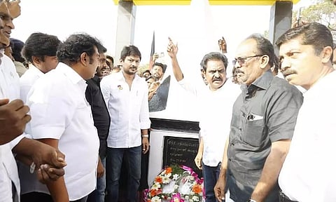மொழிப்போர் தியாகிகளுக்கு உதயநிதி ஸ்டாலின் மரியாதை- மலர் வளையம் வைத்து அஞ்சலி