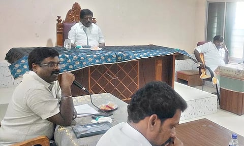 ராமநாதபுரம் நகர்மன்ற அவசர கூட்டம் தலைவர் கார்மேகம் தலைமையில் நடந்தது

