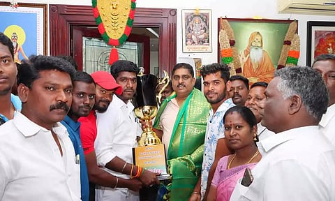 தீ விபத்தில் பாதிக்கப்பட்டவருக்கு சபாநாயகர் ஏம்பலம் செல்வம்  நிவராண உதவி வழங்கினார்.