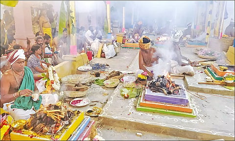 4-ம்கால யாகசாலை பூஜை நடைபெற்றபோது எடுத்த படம்.