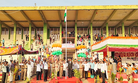 கடலூரில் கலெக்டர் பாலசுப்பிரமணியம் தேசியக்கொடி ஏற்றினார். அருகில் அய்யப்பன் எம்.எல்.ஏ,  கூடுதல் கலெக்டர் பவன்குமார் கிரியப்பனவர், மாவட்ட போலீஸ் சூப்பிரண்டு சக்தி கணேசன்,மேயர் சுந்தரி ராஜா உள்ளனர்.
