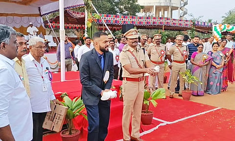 கலெக்டர் ஆகாஷ் தேசிய கொடியேற்றி புறாக்களை பறக்கவிட்ட காட்சி.