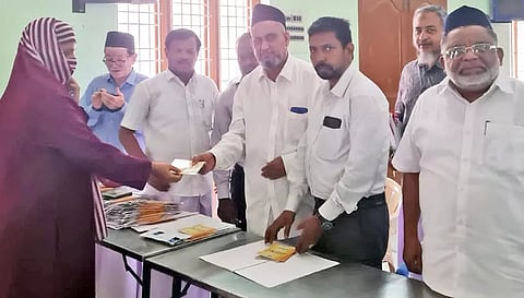 முகாமில் பயனாளிகளிடம் விண்ணப்ப படிவம் பெற்ற போது எடுத்த படம்.