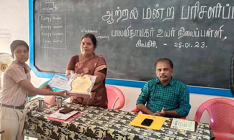வெற்றி பெற்ற மாணவருக்கு  கேடயம் வழங்கப்பட்டபோது எடுத்த படம்.