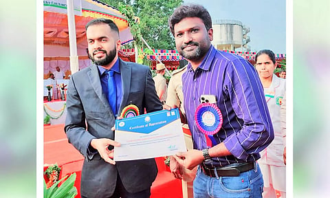 மாவட்ட கலெக்டர் ஆகாஷ்,  மருத்துவமனை நிர்வாக தலைவர் டாக்டர் அன்பரசனிடம் பாராட்டு சான்றிதழை வழங்கியபோது எடுத்த படம்.
