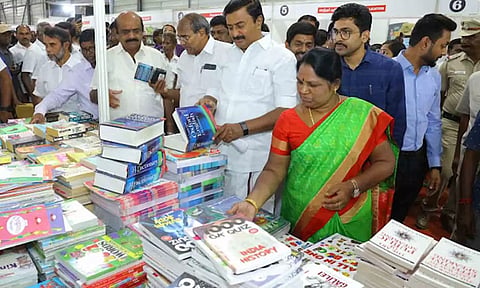புத்தக கண்காட்சியை அமைச்சர்கள் மு.பெ.சாமிநாதன், , என்.கயல்விழி செல்வராஜ் ஆகியோா் தொடங்கி வைத்து பார்வையிட்ட காட்சி. அருகில்   கே.சுப்பராயன் எம்.பி.,  செல்வராஜ்எம்.எல்.ஏ.,   மேயா் தினேஷ்குமாா், துணை மேயா் பாலசுப்பிரமணியம், மாநகராட்சி ஆணையா் கிராந்திகுமாா் பாடி, மாவட்ட வருவாய் அலுவலா்  ஜெய்பீம், சப்-கலெக்டர்  ஸ்ருதன் ஜெய் நாராயணன் மற்றும் பலர்  உள்ளனர்.&nbsp;