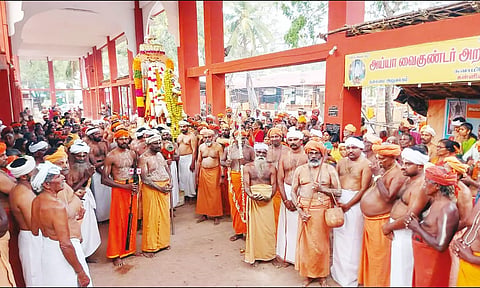 அய்யா வைகுண்டசாமி வெள்ளை குதிரை வாகனத்தில் கலிவேட்டைக்கு புறப்பட்ட போது எடுத்த படம்.