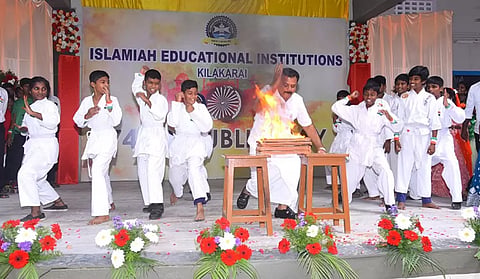 இஸ்லாமியா கல்வி நிறுவனங்களின் தாளாளர் எம்.எம்.கே. முகைதீன் இப்ராஹிம் 5 ஓடுகளை ஒரே அடியில் அடித்து சிதறடித்தார்.