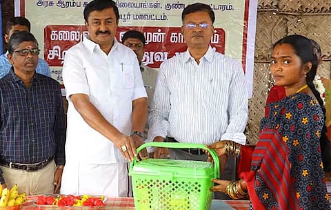 நிகழ்ச்சியில் ஒரு பெண்ணுக்கு மருந்து பெட்டகத்தை  அமைச்சர் மு.பெ.சாமிநாதன் வழங்கிய காட்சி.&nbsp;