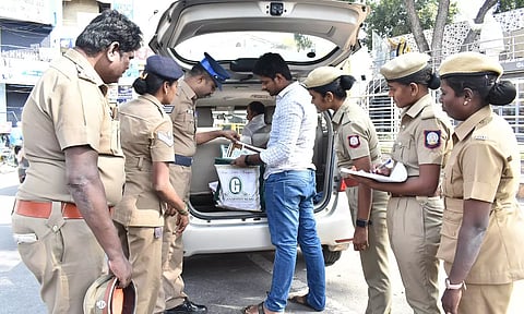 ஈரோடு கிழக்கு தொகுதிக்கு உட்பட்ட பன்னீர்செல்வம் பூங்கா பகுதியில் வாகன சோதனையில் ஈடுபட்ட போலீசார்.
