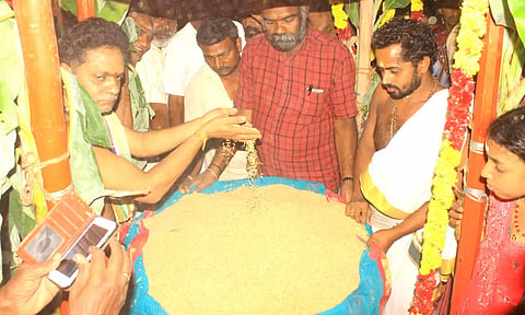 நெல்லையப்பர் கோவிலில் நெல்லுக்கு வேலியிட்ட திருவிழா நடைபெற்ற போது எடுத்த படம்.