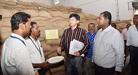 தோப்பூர் நெல் சேமிப்பு கிடங்கில் அரசு செயலர் ராதாகிருஷ்ணன் ஆய்வு செய்தார். அருகில் கலெக்டர் அனீஷ்சேகர் உள்ளார்.&nbsp;