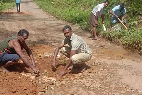 சாலையை தொழிலாளர்கள் உதவியுடன் சீரமைத்த கவுன்சிலர்.&nbsp;