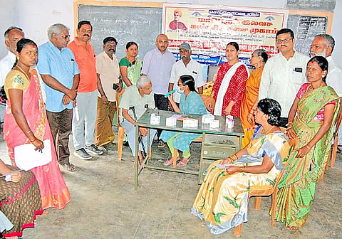 கண் சிகிச்சை முகாம் நடந்த போது எடுத்த படம்.