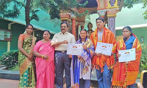 சென்னையில் அஞ்சல் துறை நடத்திய போட்டியில் முதல் 3 இடங்களை பிடித்த விவேகானந்தா மாணவர்களை செல்வகணபதி எம்.பி. பாராட்டினார்.&nbsp;