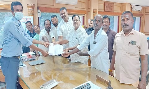 தளவாய்சுந்தரம் எம்.எல்.ஏ. மனு அளித்த காட்சி.