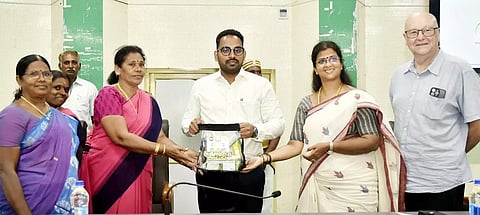 அங்கன்வாடி மைய குழந்தைகளுக்கு கை கழுவும் பழக்கத்ைத ஊக்குவிக்கும் வகையில் கலெக்டர் மேகநாதரெட்டி சுகாதார பொருட்களை வழங்கினார்.