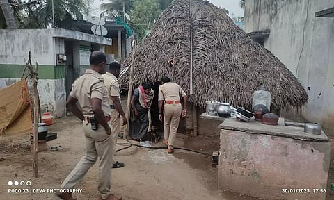 பண்ருட்டியில் ரவுடிகளின் வீட்டில் போலீசார் அதிரடி சோதனை நடத்தினர்.&nbsp;