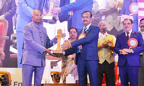 விருது வழங்கப்பட்டபோது எடுத்த படம்.