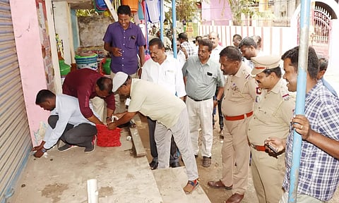 கடைகளுக்கு மாநகராட்சி அதிகாரிகள் சீல் வைத்த காட்சி.
