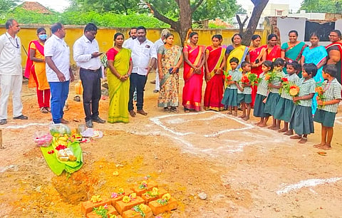 பொட்டல்காட்டில் உள்ள ஊராட்சி ஒன்றிய தொடக்கப்பள்ளி வளாகத்தில் நடந்த  புதிய பள்ளி கட்டுமான பணி நிகழ்ச்சியில், யூனியன் சேர்மன் வசுமதி அம்பாசங்கர், முள்ளக்காடு ஊராட்சி தலைவர் கோபிநாத் நிர்மல், பள்ளி ஆசிரியர்கள்  மாணவ-மாணவிகள் கலந்து கொண்ட காட்சி.