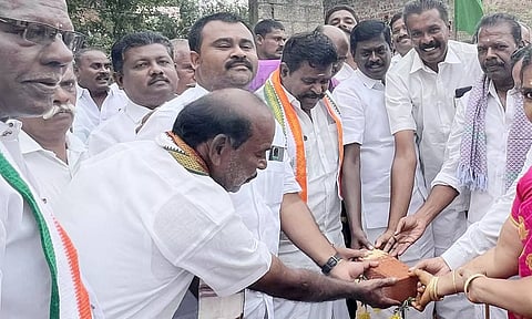 அங்கன்வாடி  கட்டிடத்திற்கான அடிக்கல் நாட்டு விழா நடைபெற்றபோது எடுத்த படம்.