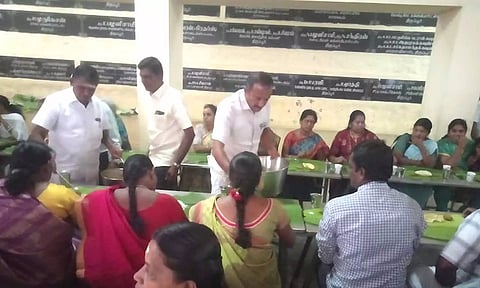 சிவன்மலை முருகன் கோவிலில் சமபந்தி விருந்து நடைபெற்ற காட்சி.&nbsp;