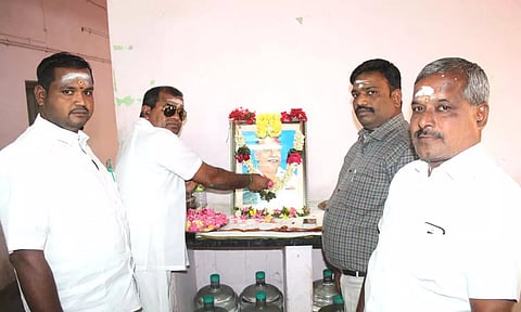 அண்ணா உருவப்படத்திற்கு அஞ்சலி செலுத்தப்பட்ட காட்சி.&nbsp;