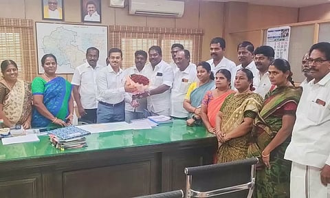 மாநகராட்சி புதிய கமிஷனர் பவன்குமாரை மாநகராட்சி எதிர்க்கட்சி தலைவர் அன்பகம் திருப்பதி, கண்ணப்பன் ஆகியோர் தலைமையில் அ.தி.மு.க.  கவுன்சிலர்கள் சந்தித்து வாழ்த்து தெரிவித்த காட்சி. 
