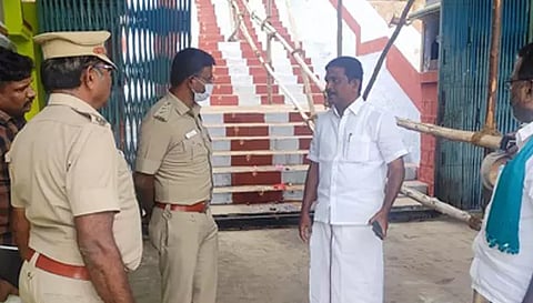 கபிலர்மலை பாலசுப்ரமணிய சுவாமி கோவிலில் போலீஸ் டி.எஸ்.பி கலையரசன், கபிலர்மலை ஒன்றிய செயலாளர் சண்முகம் மற்றும் விழா குழுவினர் ஆய்வு செய்தபோது எடுத்த படம்.&nbsp;