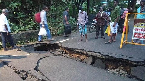 இடிந்த விழுந்த பாலத்தை படத்தில் காணலாம்.