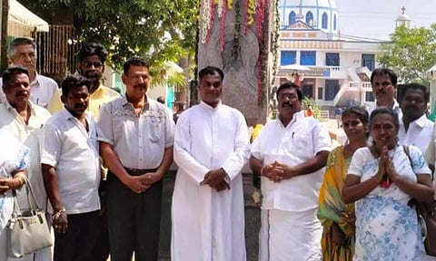 வில்லியனூர் லூர்து மாதா ஆலயத்தில் மாதா தூண் அர்ச்சிப்பு நிகழ்ச்சியில் எதிர்கட்சி தலைவர் சிவா பங்கேற்ற காட்சி.