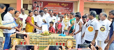 மாணவன் ஒருவருக்கு தென்காசி தெற்கு மாவட்ட தி.மு.க. செயலாளர் சிவபத்மநாதன், ஆலங்குளம் யூனியன் தலைவர் திவ்யா மணிகண்டன் பரிசு மற்றும் சான்றிதழ் வழங்கிய காட்சி.